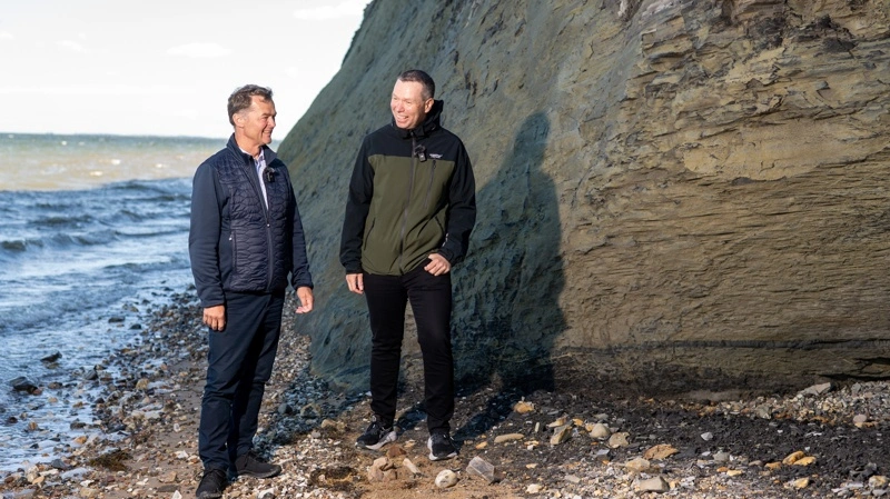 Alfred Brunsgaard, borgmester i Skive Kommune, og Jens Dahlgaard, borgmester i Morsø Kommune, glæder sig over, at Knudeklint på Fur og Hanklit på Mors er optaget på Unescos Verdensarvsliste efter mere end ti års arbejde med ansøgningen. Foto: Thomas Koeser, Morsø Kommune