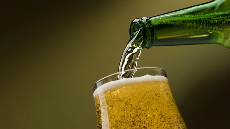 Flere danskere siger nej tak til alkohol. Fire ud af ti har inden for det seneste år bevidst valgt alkohol fra i en periode, viser en ny undersøgelse fra Voxmeter for Blå Kors Danmark. Foto: Adobe Express