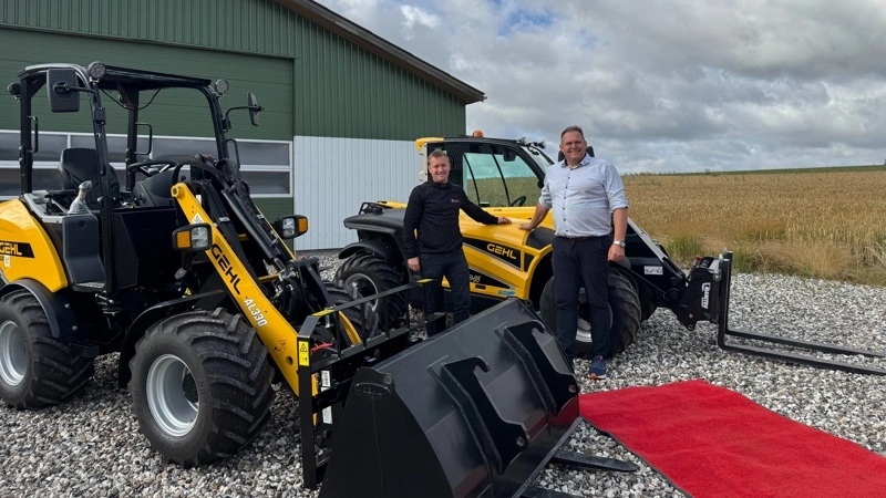 TLH Maskiner styrker Gehl-salget i Nordjylland med Abildgaard Maskiner som ny lokal forhandler i Himmerland og Thy fremover. På billedet ses Kristian Østergaard Laursen (tv.) og Henrik Lund (th.). Foto: TLH Maskiner