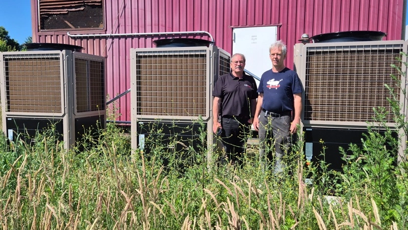 Griseproducent Christian Bæk, Midtjylland, har investeret i varmepumper, som skal hjælpe med at holde grisene varme. Bag projektet står projektsælger Kent Kristiansen fra DB Industri. Fotos: Tenna Bang