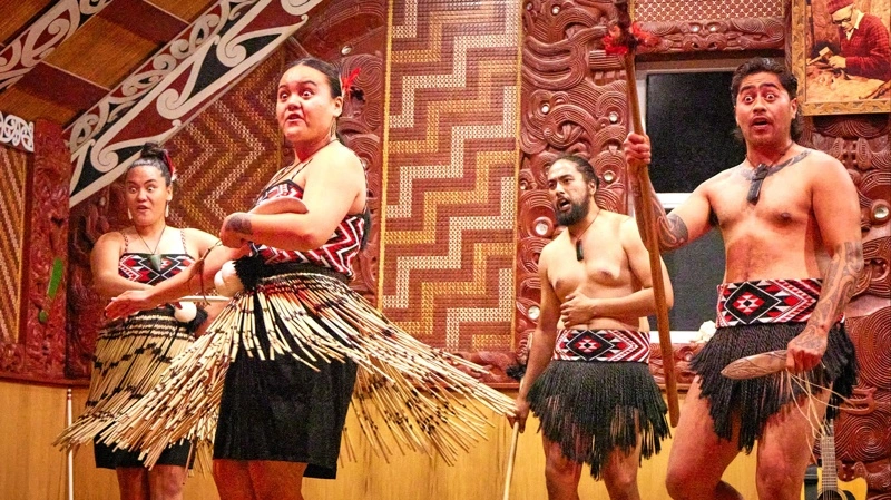 Maorierne er det oprindelige folk i New Zealand, og vi oplever noget af deres kultur. Fotos: Niels Damsgaard Hansen