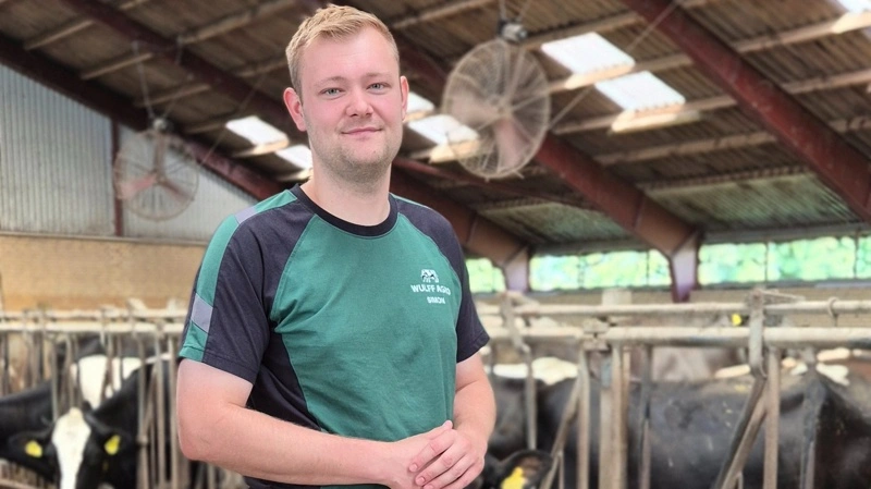 Simon Wulff er 25 år og sharemilker på en lejet ejendom ved Hobro i Nordjylland. Fotos: Tenna Bang