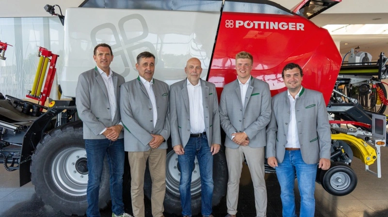 Fra venstre: Lars Andreasen (adm. direktør, Pöttinger Scandinavia), Janne Kankare (After Sales and Sales Promotion), Jimmy Granlund, Janne Ylönen (Territory Sales Finland), Christoph Stüblreiter (Area Sales Manager Pöttinger). Foto: Pöttinger