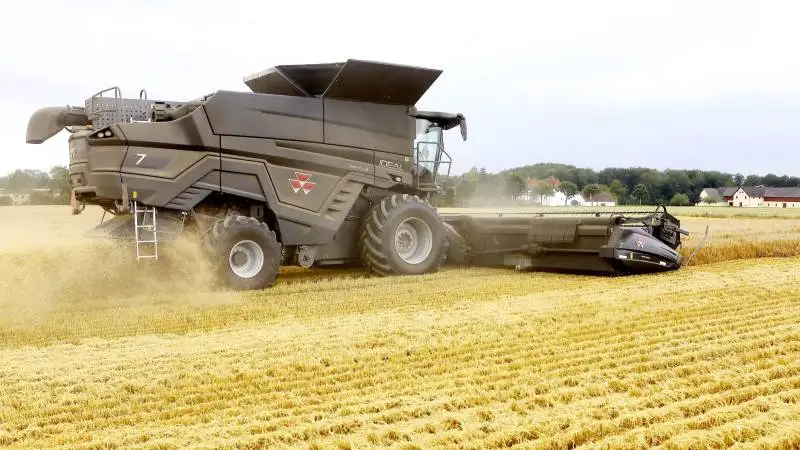 På Nordskov har der altid været kørt med nyeste model – lige fra Dronningborg-tiden til den seneste sorte MF Ideal-mejetærsker. Som dens fem år gamle forgænger er den udstyret med et 35 fods SuperFlow skærebord.