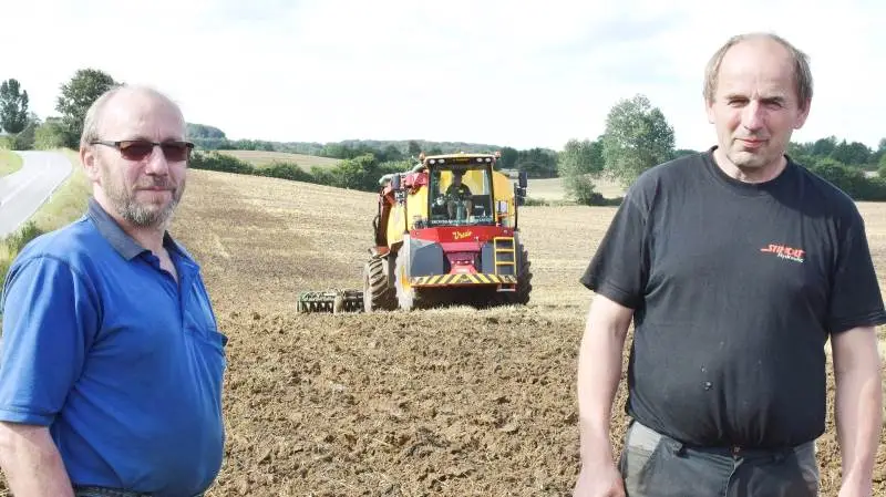 I den seneste sæson har vi med Agrometer’en udlagt godt 100.000 m3 gylle, og vi regner med, at Vredo’en (i baggrunden, red.) når at nedfælde 30-40.000 m3, siger Per og Carsten Kej, Skovsgårde Maskinstation.