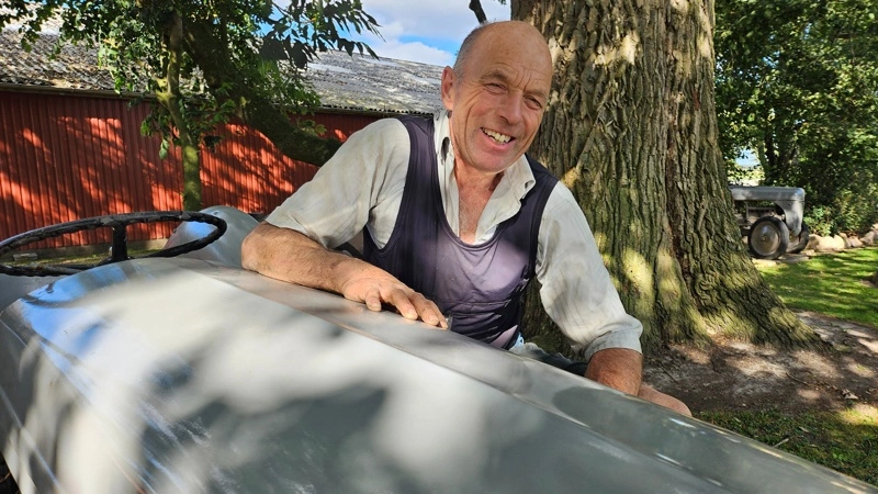 - Der er ikke ret mange, der ved det, men den er Danmarks største kulturarv, siger Henrik Nielsen og lægger hånden på en af sine mange små grå. - Den - den lille grå ferguson - gjorde Danmark rig, siger han. Privatfotos