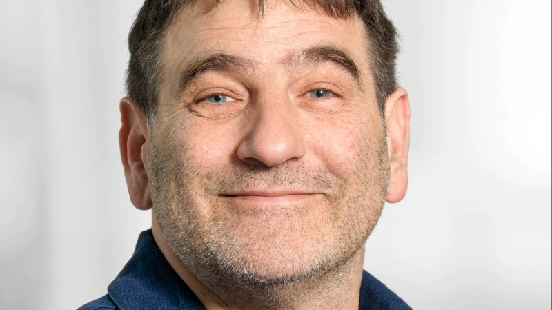 Det ville være lidt sjovere, hvis hele fødevarebranchen kunne finde ud af at enes om det, som de fleste er enige om: Intet er vigtigere end mad. Hvis de forskellige mad-religioner begravede stridsøksen, kunne det være, at danskerne i højere grad kunne motiveres til at støtte op om danske producenter over en kam, siger Felix Bekkersgaard Stark