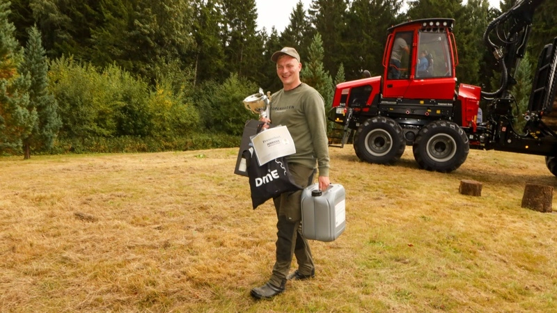 Bjørn Andersen fra MT Skovservice i Brændekilde vandt årets danske mesterskab i udkørsel af træ i forbindelse med Langesømessen. Fotos: Erik Hansen