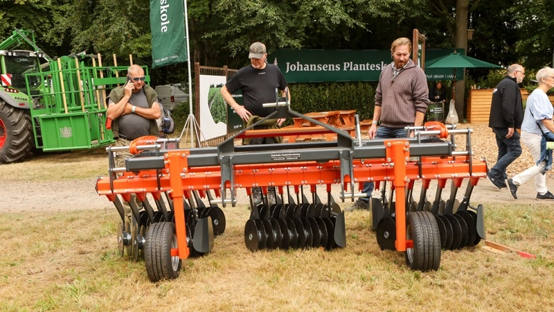 Der var stor interesse for dette nye redskab til renholdelse mellem nyplantede juletræer og skovplanter på Skærbæk Maskinforretnings stand. Fotos: Erik Hansen