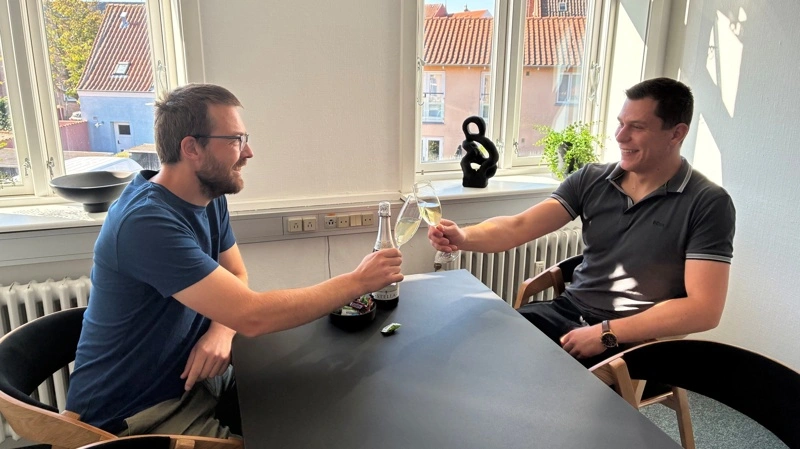 Fra venstre: Jacob Dam Nielsen og Frederik Jakob Holm er en del af Østdansk Landboforenings hold på Bornholm, der har åbnet kontor på Sankt Mortens Gade 18 i Rønne og holder åbent hus den 9. september. Foto: Østdansk Landboforening