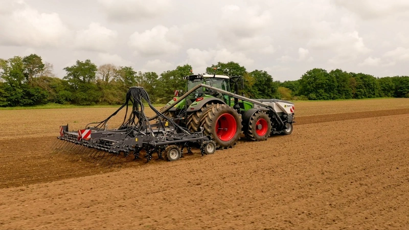 Sky Methys PCS-tandharven fås nu med udløb bag tænderne, så den kan bruge til at etablere efterafgrøder i både pløjet, harvet og ubehandlet jord. Fotos: Sky Agriculture