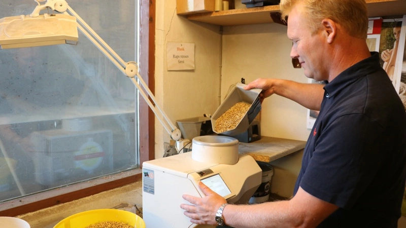 Peter Mark Nielsen, griserådgiver i Velas med speciale i foder, peger på, at de foreløbige stikprøver fra årets høst viser et højere proteinindhold end sidste år. Foto: Velas
