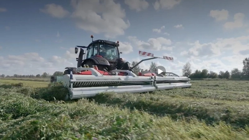 Med Valtra TwinTrac kan føreren vende sæde og betjening 180 grader og arbejde direkte mod det bagmonterede redskab. Et finsk studie viser, at det reducerer antallet af drejede arbejdsstillinger for både ryg og nakke. Pressefoto