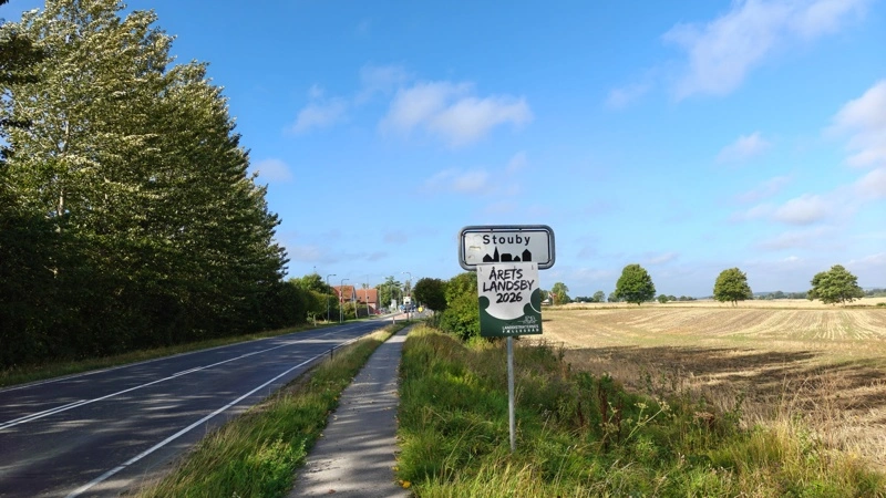 Man er ikke i tvivl om, hvem der er kåret til årets landsby, når man kommer ind i Stouby. Allerede samme dag, som kåringen er blevet annonceret, er der plakater og hejste Dannebrogsflag ved byskiltene i landsbyen. Foto: Henning K. Andersen