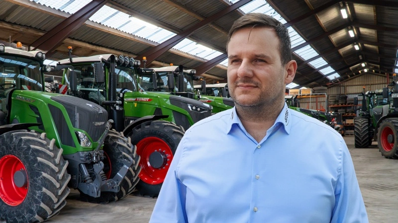 Normalt er der grund til at have smil på, når man arbejder med landbruget omkring maskineriet. Men der er grund til at være bekymret, slår direktør hos TBS Maskinpower, Martin Geiser fast. Foto: TBS Maskinpower