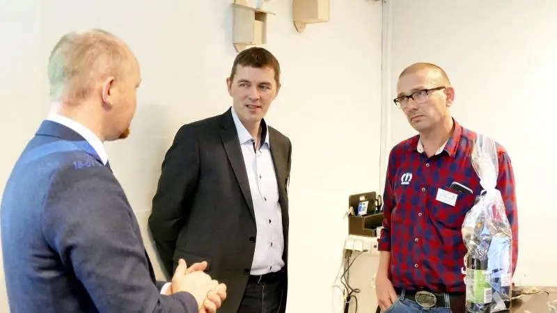 Fra venstre professor Ole Green, i midten Henning Sjørslev Lyngvig, DM&E og til højre Torben Kamp, Skamstrup Maskinstation i en snak om maskinstationernes muligheder for at blive dataleverandører til landbruget. Fotos: Bøje Østerlund