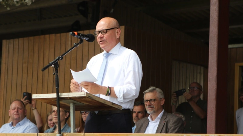Mens Søren Gade bryder med V-linjen og stemmer mod gødskningsloven, vil Liberal Alliance arbejde for at få udskudt lovens ikrafttræden til august næste år. Arkivfoto