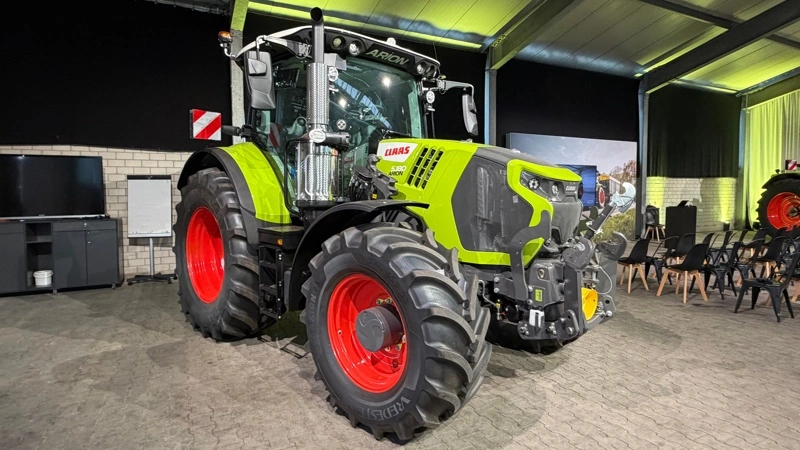 Den nye Claas Arion 5 Cmatic-serie får samme designlinje som de større, nyere Claas-traktorer, blandt andet Axion 9, Axion 8 og Arion 6 Cmatic. Serien afløser Arion 500-programmet og kommer i tre modeller fra 145 til 180 hestekræfter med firecylindret motor og trinløs Cmatic-transmission. Foto: Per Jørgensen