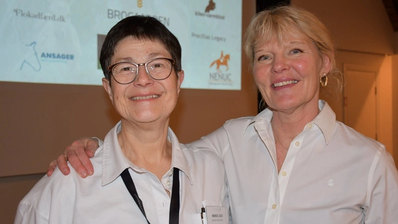 Eva Lind Gleerup (th) og NENUC-stifter Martha Herold Voss ved sidste års konference. NENUC 2026 finder sted den 5.-7. november og har overvægt og metabolisk sundhed hos heste som den røde tråd. Foto: Camilla Bønløkke