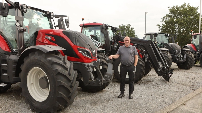 - Vores målsætning er få brands i et stort område. Derfor er det et bevidst valg, at vi har kogt vores program ned til vores stærke mærker som Valtra, Pöttinger og JCB, hvor vi så er eksperter, påpeger direktør og medejer Niels Vestergaard. Fotos: Erik Hansen