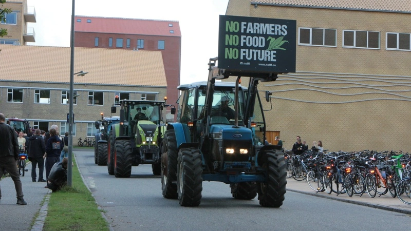 Landmænd demonstrerer udenfor de mure, der har leveret de data, der ligger bag den nye kvælstofregulering. Foto: Kasper Stougård