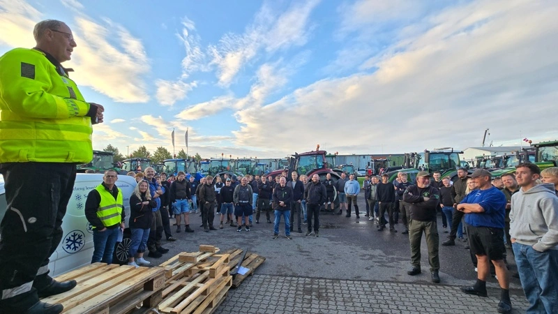 Klokken 7 er 115 traktorer samlet hos maskinhandler Sivertsen lige uden for Roskilde og får her en række formaninger fra politiet om den kommende kortege-kørsel ind gennem Københavns morgentrafik. Fotos: Jørgen P. Jensen