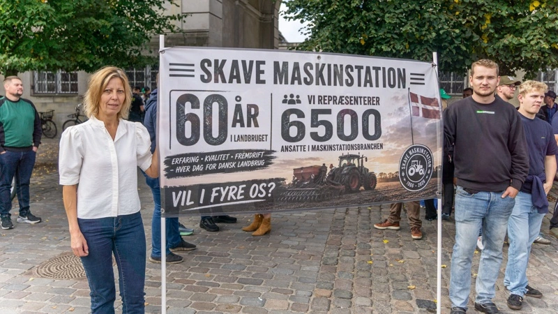 Betina Vennegaard, ejer af Skave Maskinstation, var tirsdag taget til Christiansborg Slotsplads med sine ansatte og kunder for at demonstrere mod regeringens lovforslag om en ny kvælstofregulering. Foto: Søren Nørgaard