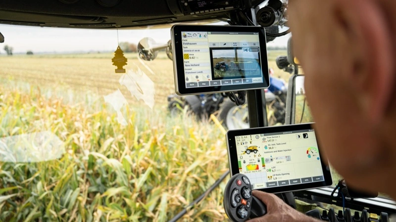 ForageCam monteres på tuden på New Hollands FR-finsnittere og analyserer den snittede majs med kamera og kunstig intelligens. Systemet viser en løbende kerneknusningsscore i kabinen og kan automatisk regulere majscrackeren, hvis kernerne ikke bliver bearbejdet tilstrækkeligt. Pressefoto