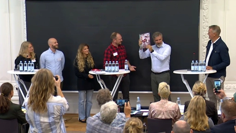 Borgerpanel om Dyrevelfærd afleverede onsdag den 2. september otte anbefalinger og 33 konkrete initiativer til Folketingets Miljø- og Fødevareudvalg. Fotos: Skærmbilleder: TV fra Folketinget