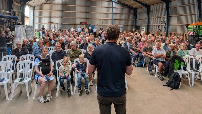 Niels Hauge Mikkelsen (med ryggen til) vil opfordre medlemmerne til at dokumentere tab, driftsændringer og værdiforringelser efter vedtagelsen af L5. Billedet er taget i en anden sammenhæng. Arkivfoto: Morten Ipsen