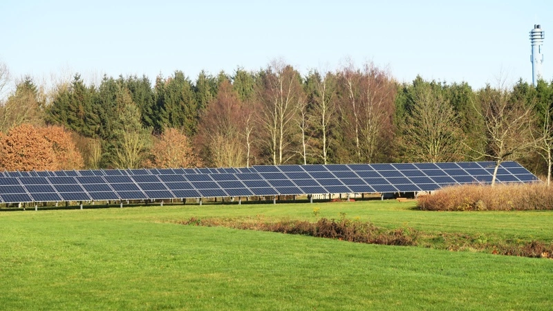 Solcelleanlæg koblet til vindmøller er vejen frem, mener man hos Solar42. Arkivfoto