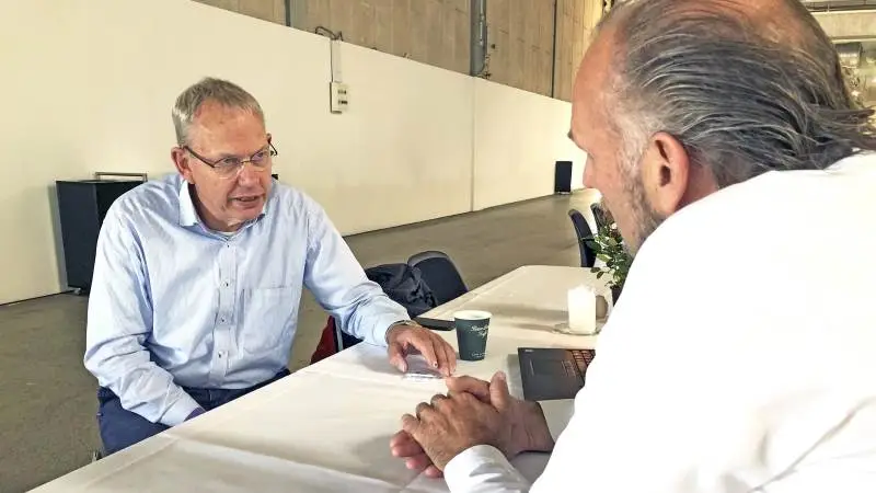 - Man skal stille krav til kvaliteten af sin rådgivning og som minimum kræve dokumentation for de seneste fem års handel, mener Martin Merrild, formand for Landbrug & Fødevarer, i en samtale med John Jensen, handelsrådgiver i AgroMarkets, der er ejet af Seges, landboforeninger, m.v. Foto: AgroMarkets