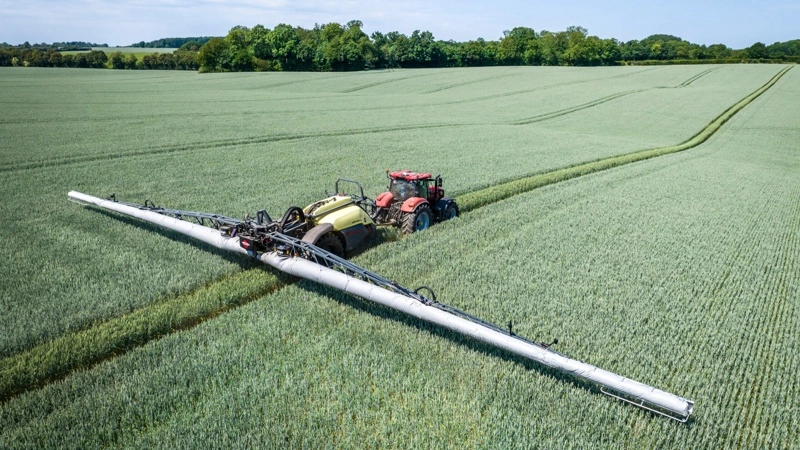 - Man behøver ikke vælge mellem en god effekt og et lavere forbrug. Hvis vi kan finde ukrudtet og kun behandle dér, kan vi spare pesticider og samtidig sikre en effektiv bekæmpelse, siger Jesper Lejre Nielsen. Fotos: Agrovi
