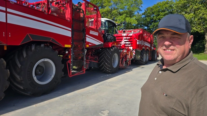 - Vores Grimme roeoptagere er nye - henholdsvis 1 og 2 år gamle - og har kostet omkring 5,6 millioner kr. stykket, fortæller Kristoffer Rasmussen. Fotos: Jørgen P. Jensen