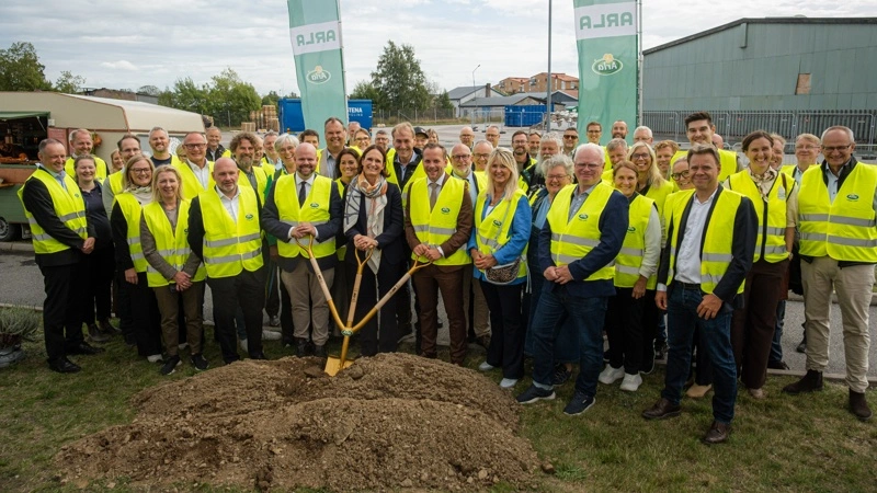 Arla har taget første spadestik til milliardmejeriet i Götene, der fra 2030 skal kunne modtage 1 milliard kg mælk årligt. Foto: Arla