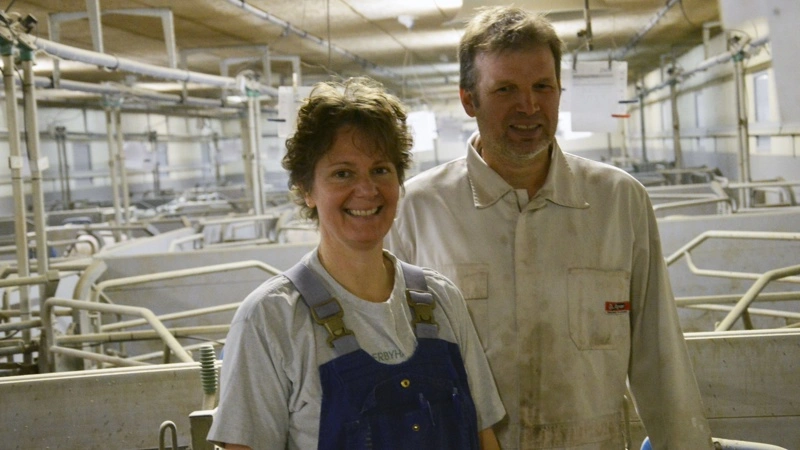 Der er grund til smil hos Kristina og Hans Peter Sonne, der er griseproducenter i Nyker på Bornholm. De har for nylig fået to priser for dyrevelfærd i deres griseproduktion. Arkivfotos: Camilla Bønløkke
