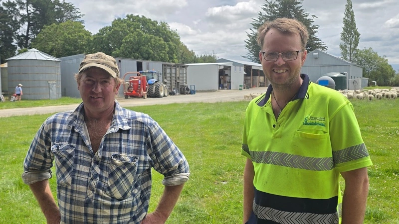 Danske Alexander Harpøth (th) sammen med hans newzealandske arbejdsgiver, Brendan Moore, som ejer gården Upton Farm syd for Christchurch. - Brendan og jeg har i fællesskab maskinstationen Cairnbrae Contracting, der primært sår specialafgrøder, fortæller Alexander. Fotos: Jørgen P. Jensen