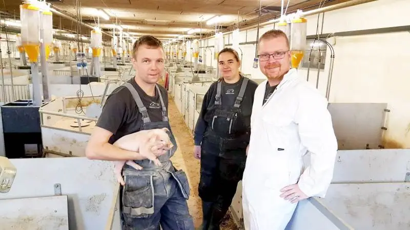 - Mavesundheden er blevet bedre, den daglige tilvækst er steget fra 480 til op imod 550 gram, så jeg er meget tilfreds med samarbejdet, siger gårdejer Ole Mathiasen (tv). I midten ses landmandens hustru, Sanne Mathiasen, og til højre er det svinekonsulent Karl Roslev DLG/Vilofoss. Foto: »Nørregaard«