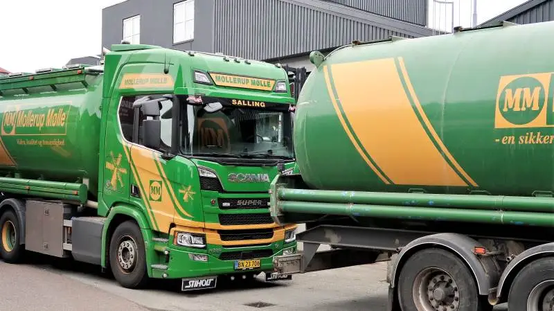 Mollerup Mølle får raps ind i høst fra de nordjyske landmænd. Rapsen sælges blandt andet til Emmelev A/S i Otterup, hvor der produceres biodiesel. Nu sender Emmelev klimavenlig biodiesel retur, og det kan uden øvrige investeringer fyldes direkte i tanken på Mollerups diesel-biler.