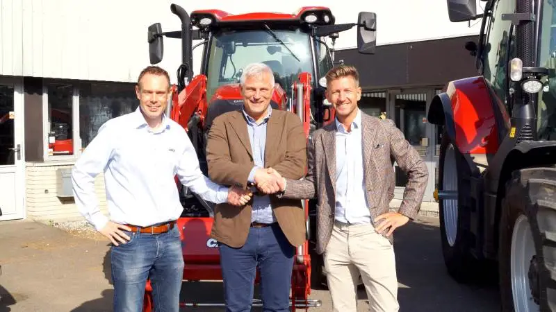 Torben Kepp Jensen, indehaver af Søllested Maskinforretning A/S, var i centrum, da firmaet for nylig offentliggjorde en ny samarbejdsaftale med Case IH, som var repræsenteret med distriktschef Martin Geert-Jørgensen (til venstre) og business director Markus Ågren.
