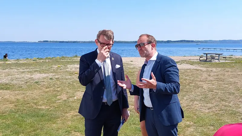 Erhvervsminister og radikal leder Martin Lidegaard (til højre) varsler en omfattende omlægning af dansk landbrug med blandt andet ændringer i landbrugsstøtten, svineproduktionen og brugen af pesticider. Her ses han i samtale med V-leder Troels Lund Poulsen. Arkivfoto