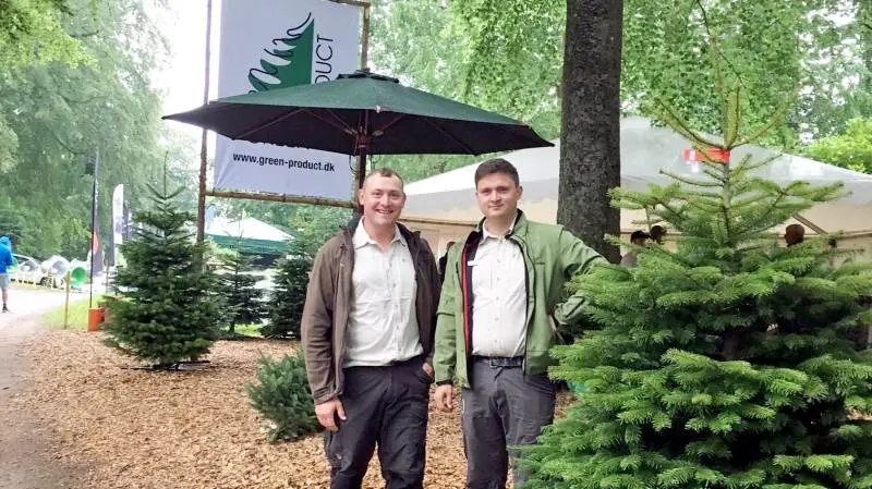 Dyrkningskonsulent Christian Ladefoged (th) og skovfoged Johann Holm Jacobsen stod klar til at møde kunder og interesserede gæster på den fynske messe for juletræer og pyntegrønt i sidste uge. Messen havde henved 3.000 besøgende. Foto: Skovdyrkerne