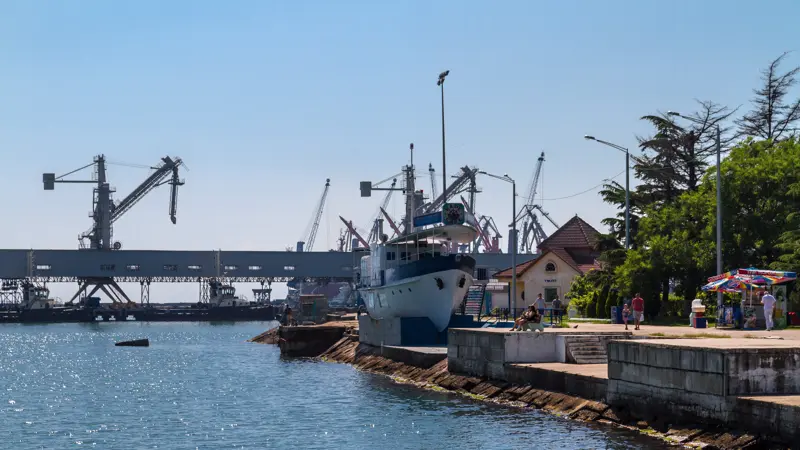 Rusland har eksporteret millioner af tons korn fra havnen i Tuapse, der ligger i den sydlige Krasnodar-provins. Men krigen mod Ukraine har nu gjort det meget vanskeligt at benytte havnen. Arkivfotoet her er fra 2013, længe før krigen. Foto: Wipemedia Commons