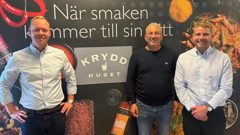Fra venstre til højre: Kristian Ramstad, direktør i Dava Foods Sweden AB, Paolo Labardi, direktør i Kryddhuset, og Simon Rud, Commercial Director. Foto: Dava Foods