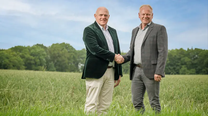 Steen Bitsch, adm. direktør i Vestjyllands Andel, og Henrik Hedegaard, adm. direktør i Hornsyld Købmandsgaard, giver håndslag på, at førstnævntes køb af sidstnævnte er godkendt. Fotos: Vestjyllands Andel