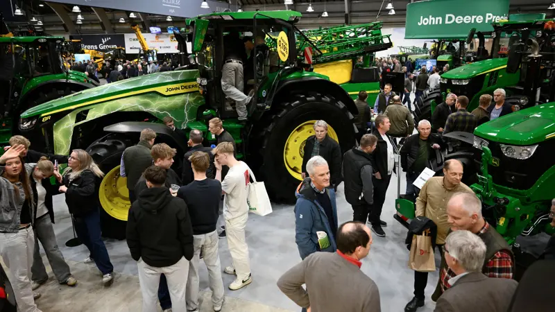 Semler Agro tager nye traktorer og sprøjter på Agromek 2026, hvor der også bliver fokus på automatik til John Deeres høstmaskiner. Her ses en John Deere 8R på virksomhedens udstillingsstand i 2024. Foto: MCH/Lars Møller.