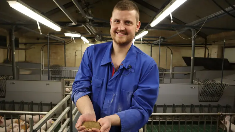 Driftsleder Henrik L. Juhl med smågrise på bedriften ved Haderslev, hvor EP199 har været anvendt som led i en række ændringer i smågriseproduktionen. Foto: European Protein