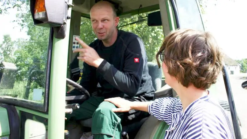 - Det kan være svært at lave aftaler med veninderne, når man er gift med en landmand, men vi er blevet bedre til det, fortæller Mette Møller Andersen, der er gift med Mads Møller Andersen, som driver Ørbækgård Frugt.