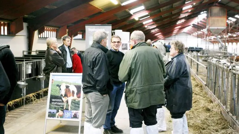 Carsten Hedegaard (midt i billedet) får besøg af de mange deltagere i Dansk Holsteins årsmøde den 27. september. Billedet er fra 2007, hvor Fyn senest var vært for årsmødet. Også dengang var der besætningsbesøg på Christiansborg. Arkivfoto: Erik Hansen