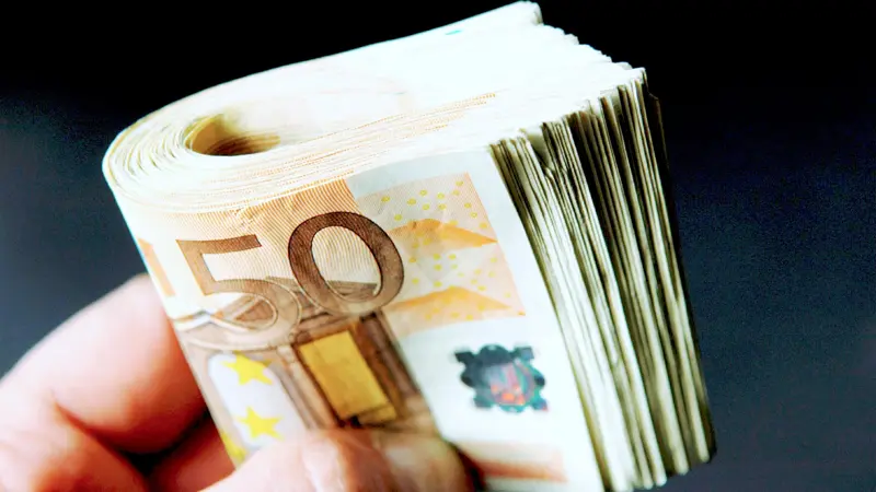 Euroen er kommet under pres over for dollar, blandt andet som følge af stigende energipriser og politisk usikkerhed i Europa. Arkivfoto